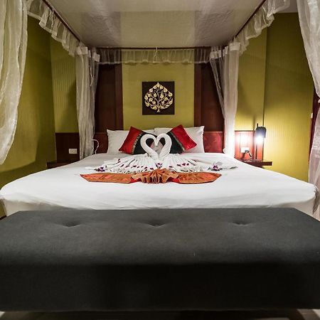 Patong Hemingways Hotel エクステリア 写真