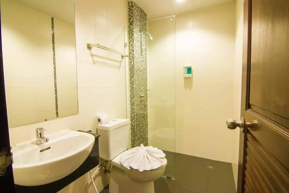 Patong Hemingways Hotel エクステリア 写真
