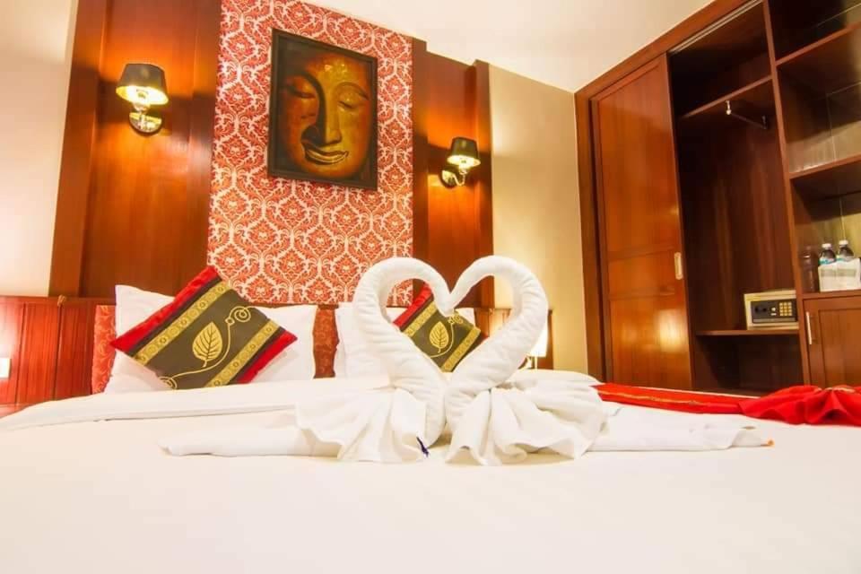 Patong Hemingways Hotel エクステリア 写真