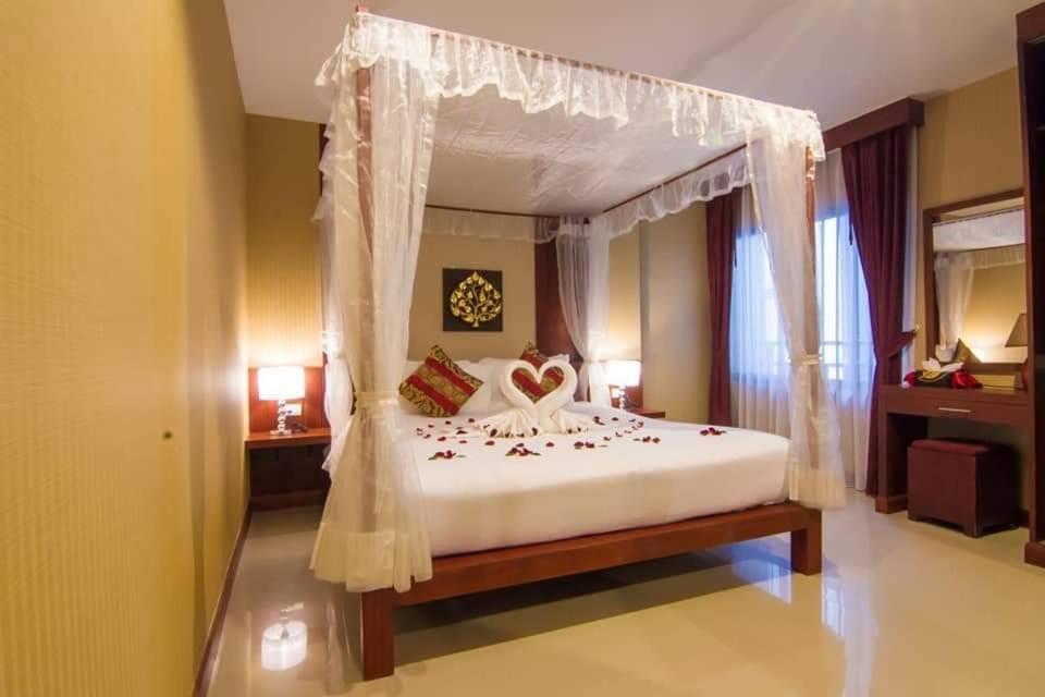 Patong Hemingways Hotel エクステリア 写真