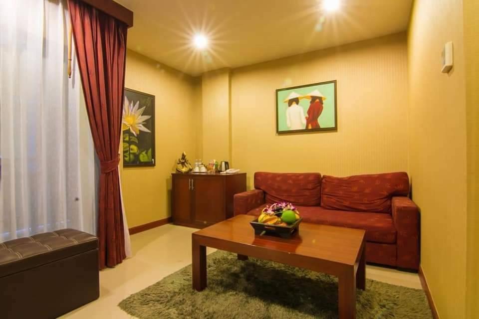 Patong Hemingways Hotel エクステリア 写真
