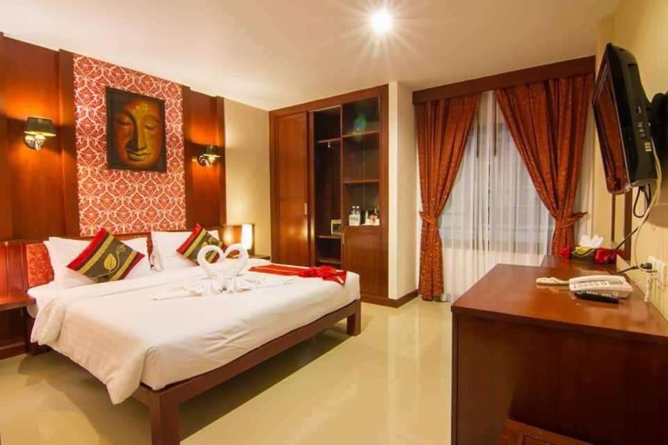 Patong Hemingways Hotel エクステリア 写真