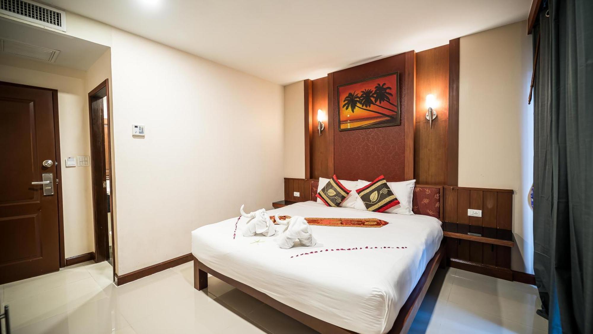 Patong Hemingways Hotel エクステリア 写真