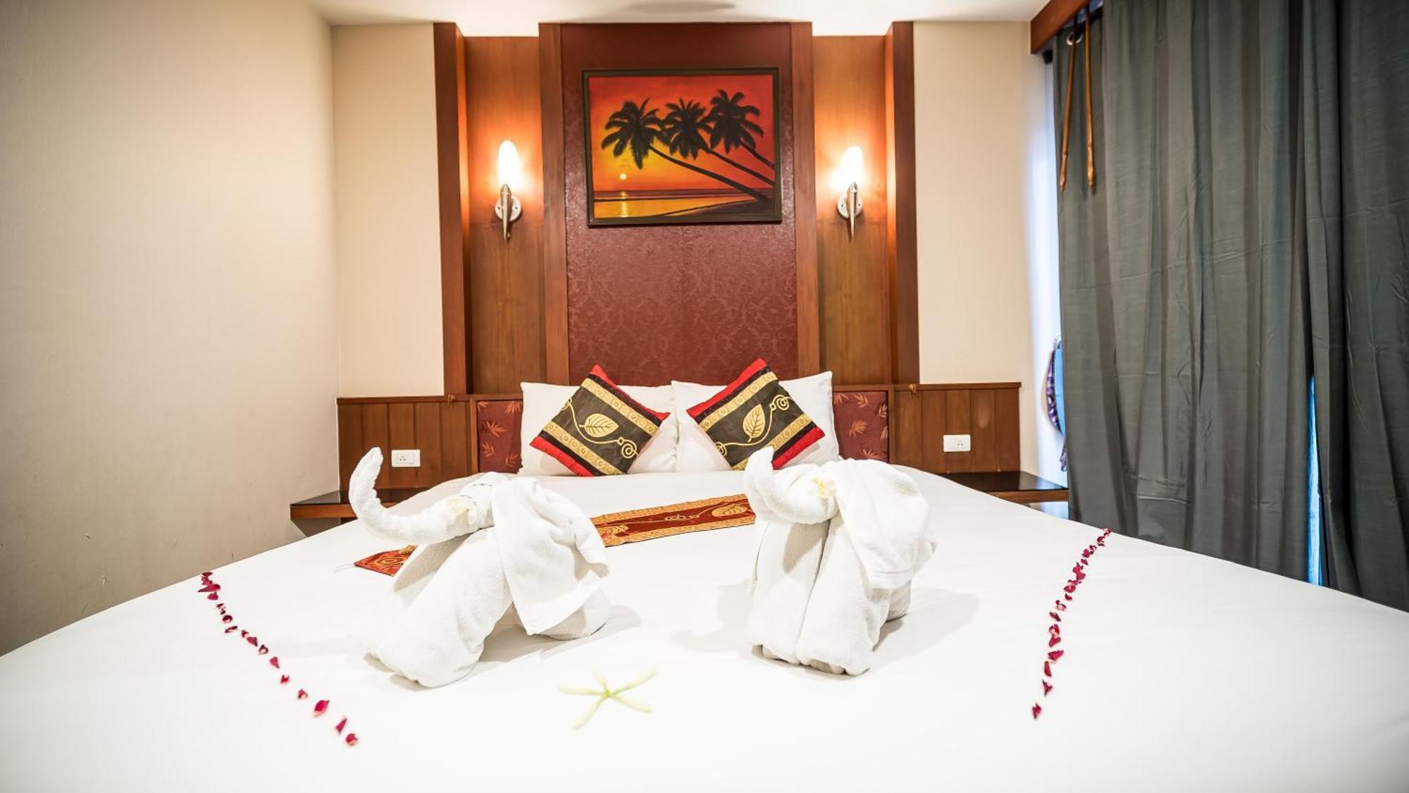 Patong Hemingways Hotel エクステリア 写真